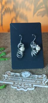 Preview: Ohrhänger Kupfer Spirale mit Perle perlmutt-weiß 2